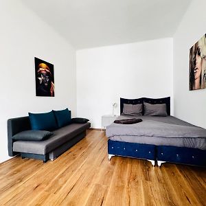 Deluxe Studio